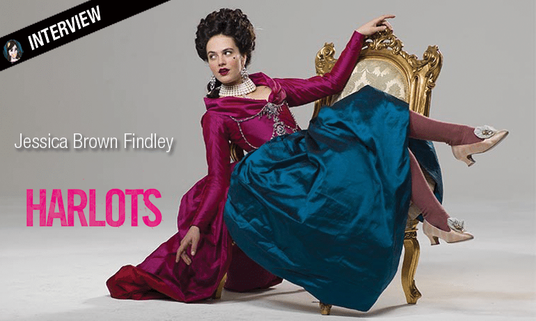You are currently viewing INTERVIEW Jessica Brown Findlay rend glam le drame historique avec Harlots !